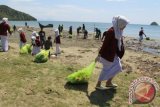 Mahasiswa Pencinta Alam (MAPALA) Fakultas Pertanian Universitas Syiah Kuala (Unsyiah) mengumpulkan sampah plastik yang mencemari Pantai Wisata Ujung Pancu, Aceh Besar, Aceh, Sabtu (23/4). Gerakan membersihkan kawasan pantai dari sampah itu merupakan rangkaian peringatan Hari Bumi, sebelum dilanjutkan dengan aksi menanam mangrove. ANTARA FOTO/Ampelsa/foc/16.