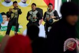 Grup nasyid Raihan dari Malaysia melantunkan lagu rohani pada konser Dakwah memeriahkan HUT Kota Banda Aceh ke-811 di halaman Masjid Baitusalihin Ulee Kareng, Banda Aceh, Aceh, Sabtu (23/4). Pada konser nada dan dakwah itu kelompok Raihan yang dikenal sebagai pelopor nasyid era baru melantunkan sejumlah lagu diantaranya Assalamu'alaikum, Syukur dan Damba Cinta Mu. ANTARA FOTO/Irwansyah Putra/foc/16.
