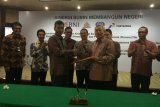 Direktur Utama Semen Indonesia, Suparni dan Direktur Bisnis Korporasi BNI Herry Sidharta saat penandatanganan kerjasama di Gedung Kementerian Badan Usaha Milik Negara (BUMN). (Istimewa)