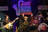 Kelompok musik jazz pelajar menunjukan penampilanya pada juri dan penonton  saat acara Student Jazz 2016 di Stadion Diponegoro, Banyuwangi, Jawa Timur (23/4)malam. Pagelaran Banyuwangi Student Jazz 2016 tersebut, diikuti 41 kelompok musik jazz pelajar, yang dijuri langsung oleh musisi jazz nasional Nikita Dompas dan Indra Azis untuk mencari bakat dan potensi ditingkat pelajar. Antara Jatim/ Budi Candra Setya/zk/16.