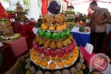 Juri melakukan penilaian terhadap sejumlah tumpeng saat lomba kreasi tumpeng jajanan pasar di kelurahan Muning, Kota Kediri, Jawa Timur, Senin (25/4). Lomba tumpeng berbahan dasar makanan tradisional tersebut sebagai upaya mengajak masyarakat berkreasi membuat makanan sehat sebagai langkah mewujutkan ketahanan pangan dari tingkat keluarga. Antara Jatim/Prasetia Fauzani/zk/16