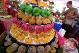 Juri melakukan penilaian terhadap sejumlah tumpeng saat lomba kreasi tumpeng jajanan pasar di kelurahan Muning, Kota Kediri, Jawa Timur, Senin (25/4). Lomba tumpeng berbahan dasar makanan tradisional tersebut sebagai upaya mengajak masyarakat berkreasi membuat makanan sehat sebagai langkah mewujutkan ketahanan pangan dari tingkat keluarga. Antara Jatim/Prasetia Fauzani/zk/16