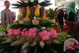 Juri melakukan penilaian terhadap sejumlah tumpeng saat lomba kreasi tumpeng jajanan pasar di kelurahan Muning, Kota Kediri, Jawa Timur, Senin (25/4). Lomba tumpeng berbahan dasar makanan tradisional tersebut sebagai upaya mengajak masyarakat berkreasi membuat makanan sehat sebagai langkah mewujutkan ketahanan pangan dari tingkat keluarga. Antara Jatim/Prasetia Fauzani/zk/16