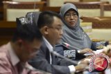 Wakil Ketua Komisi VIII DPR Ledia Hanifa Amalia (kanan) mengikuti rapat Komisi VIII DPR dengan Menteri Agama di Komplek Parlemen Senayan, Jakarta, Kamis (21/4/2016). Partai Keadilan Sejahtera (PKS) menunjuk Ledia Hanifa Amalia menjadi Wakil Ketua Dewan Perwakilan Rakyat, menggantikan Fahri Hamzah yang dipecat dari keanggotaan partai.