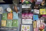 Petugas menata ratusan obat-obatan, kosmetik ilegal dan palsu saat gelar barang bukti tangkapan hasil Operasi Storm VII di Badan Pengawas Obat dan Makanan (BPOM) di Jakarta, Senin (25/4). Dalam Operasi tersebut BPOM berhasil mengamankan serta menyita farmasi dan kosmetik bermasalah sebanyak 4.441 buah dengan nilai keekonomian mencapai lebih dari Rp 49, 83 miliar. ANTARA FOTO/M Agung Rajasa/wdy/16