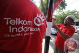 Warga melakukan pengecatan tiang telepon di Surabaya, Jawa Timur, Minggu (24/4). Kegiatan dengan tema 'Tiang Kami Pelanggan Kami' yang dilakukan secara serentak di Indonesia tersebut bertujuan untuk mengedukasi dan mengajak masyarakat ikut peduli dengan keberadaan tiang-tiang Telkom sebagai aset negara.Antara Jatim/Moch Asim/zk/16