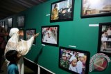 Santri menyaksikan pameran foto Kilas Balik Kota Banda Aceh dalam rangka HUT ke-811 Kota Banda Aceh di depan Balai Kota Banda Aceh, Aceh, Sabtu (23/4). Pameran hasil kerja sama Pewarta Foto Indonesia (PFI) Aceh dengan pemerintah setempat tersebut menampilkan 106 karya tentang hasil pembangunan infrastruktur, ekonomi, penegakkan syariat, sosial budaya, seni, dan pendidikan di Banda Aceh sejak kepemimpinan Mawardy-Illiza. ANTARA FOTO/Irwansyah Putra/kye/16.
