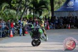 Seorang atlet freestyle sepeda motor beraksi di Banda Aceh, Aceh, Minggu (24/4). Freestyle bersepeda motor kini menjadi salah satu olahraga dan seni dalam mengendarai sepeda motor, yang sering ditampilkan untuk mensosialiasikan keselamatan berlalu lintas. ANTARA FOTO/Irwansyah Putra/aww/16.