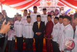 Foto Bersama Gubernur Gorontalo Rusli Habibie, usai melaksanakan  rapat paripurna istimewa dalam rangka peringatan hari ulang tahun (HUT) ke - 9, Selasa (26/4), di halaman kantor Bupati Gorontalo Utara.