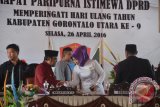 Ketua DPRD Gorontalo Utara Nurjanah Yusuf dan Bupati Indra Yasin, saat menggelar rapat paripurna istimewa dalam rangka peringatan hari ulang tahun (HUT) ke - 9, Selasa (26/4), di halaman kantor Bupati Gorontalo Utara.