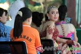 Sejumlah penghuni lapas mengikuti kegiatan fashion show di Lapas Banyuwangi, Jawa Timur, Selasa (26/4). Dalam memperingati Hari Bakti Pemasyarakatan ke-52, lapas Banyuwangi menggelar berbagai kegiatan seperti fahsion, Olahraga dan musik yang diikuti ratusan narapidana untuk memberikan hiburan serta pembekalan rasa percaya diri dan pengetahuan ketika akan kembali dilingkungan masyarakat. Antara Jatim/ Budi Candra Setya/zk/16.