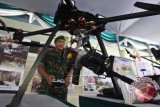 Seorang prajurit TNI AD melakukan simulasi penembakan senjata laras panjang menggunakan multirotor TOPX8-HL hasil pengembangan dari Direktorat Topografi AD yang dipamerkan pada Pameran Alutsista Topografi TNI AD di Markas Direktorat Topografi TNI AD, Jakarta, Selasa (26/4). Sejumlah pesawat tanpa awak hasil pengembangan TNI AD serta perusahaan di Indonesia yang digunakan untuk menunjang berbagai operasi itu dipamerkan dalam rangka HUT ke-70 Direktorat Topografi TNI AD. ANTARA FOTO/Wahyu Putro A/wdy/16.