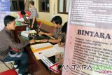 Petugas memeriksa berkas calon peserta seleksi anggota Polri di Mapolres Blitar, Jawa Timur, Selasa (26/4). Mabes Polri secara serentak membuka pendaftaran calon anggota polisi diseluruh indoensia sejak 7-30 April 2016, dengan kuota kebutuhan sebanyak 300 calon taruna akpol, 9.850 calon bintara, dan 1.000 calon tamtama. Antara Jatim/Irfan Anshori/zk/16