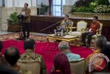 Presiden Joko Widodo (kiri) didampingi Menko Perekonomian Darmin Nasution (tengah) dan Kepala Badan Pusat Statistik (BPS) Suryamin (kanan) menyampaikan arahannya pada acara Pencanangan Sensus Ekonomi 2016 di Istana Negara, Jakarta, Selasa (26/4). BPS akan melakukan Sensus Ekonomi 2016 mulai tanggal 1-30 Mei 2016 kepada seluruh pelaku usaha di Indonesia. ANTARA FOTO/Widodo S. Jusuf/wdy/16.