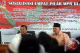 Ketua Fraksi PPP MPR RI, Irgan Chirul Mahfiz meberikan materi saat sosialisasi empat pilar kebangsaan MPR RI di Pendapa Wakil Bupati, Pamekasan, Jatim, Senin (25/4). Sosialisasi yang diikuti berbagai elemen masyarakat itu mengetenghkan topik 'Membendung Arus Radikalisme Agama Untuk Keutuhan NKRI'. Antara Jatim/Foto/Saiful Bahri/zk/16
