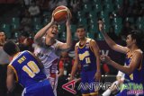 Pebasket M88 Aspac Jakarta Alkristian (kedua kiri) berusaha  melepaskan bola dengan ditempel oleh pebasket Bimasakti Nikko Steel Malang Deny Sartika (kiri) dalam lanjutan Indonesian Basketball League (IBL) seri VI di GOR Kertajaya, Surabaya, Jawa Timur, Selasa (26/4). M88 Aspac Jakrta menang atas Bimasakti Nikko Steel Malang dengan skor 76-56. Antara Jatim/M Risyal Hidayat/zk/16