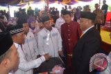 Para anggota DPRD dalam dialog singkat bersama Gubernur Rusli Habibie dan Wakil Bupati Gorontalo Utara Roni Imran, usai menggelar rapat paripurna istimewa dalam rangka peringatan hari ulang tahun (HUT) ke - 9, Selasa (26/4), di halaman kantor Bupati Gorontalo Utara.
