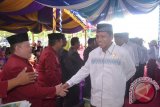 Para anggota DPRD menyalami para Camat yang ikut hadir pada Rapat Paripurna HUT Gorontalo Utara ke sembilan
