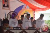 Tiga unsur pimpinan DPRD melakukan hening cipta mengenang jasa para pahlawan pembentukan Kabupaten Gorontalo Utara, saat menggelar rapat paripurna istimewa dalam rangka peringatan hari ulang tahun (HUT) ke - 9, Selasa (26/4), di halaman kantor Bupati Gorontalo Utara.
