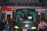 Petugas bersenjata lengkap melakukan pengawalan bus yang membawa narapidana saat pemindahan narapidana di Lapas Kerobokan, Bali, Rabu (27/4) dini hari. Sebanyak 63 narapidana dan 3 tahanan termasuk 7 warga asing dengan kasus narkoba Lapas Kerobokan dipindahkan ke Lapas Madiun Jatim dan Lapas Tabanan untuk mengendalikan isi Lapas dan mengantisipasi agar tidak terjadi kericuhan yang sempat beberapa kali terjadi di Lapas Kerobokan. ANTARA FOTO/Fikri Yusuf/wdy/16