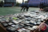 Petugas menumpukan ratusan handphone milik warga binaan sebelum dimusnahkan pada peringatan Hari Bhakti Permasyarakatan ke-52 di Lapas kelas II A, Banda Aceh, Rabu (27/4). Sebanyak 500 unit handphone milik warga binaan yang berhasil disita dalam operasi anti narkoba di sejumlah lapas dan rutan di Aceh tersebut dimusnahkan dengan cara dibakar. ANTARA FOTO/Ampelsa/pd/16
