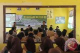 Petugas Kejaksaan Negeri Idi memberikan sosialisasi mengenai bahaya narkoba kepada ratusan pelajar SMA Negeri 1 Peudawa, Aceh Timur, Aceh, Rabu (27/4). Petugas kejaksaan negeri melalui program Jaksa Masuk Sekolah (JMS) memberikan sosialisasi kepada pelajar guna untuk membentengi diri dan pemahaman tentang bahaya narkoba serta konsekuensi hukum saat terlibat menggunakan narkoba. ANTARA FOTO/Syifa Yulinnas/foc/16.
