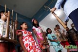 Sejumlah bocah belajar memainkan angklung di Rumah Pintar Tjiwi Kimia di Mojokerto, Jawa Timur, Selasa (26/4). Melalui program Corporate Social Responsibility (CSR) PT Pabrik Kertas Tjiwi Kimia, saat ini telah membangun empat Rumah Pintar, untuk mengenalkan teknologi dan informasi kepada anak-anak serta meningkatkan pengetahuan masyarakat sekitar. Antara Jatim/Syaiful Arif/zk/16