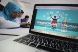 Sejumlah peserta dari Lembaga Pemberdayaan Tunanetra (LPT) mengikuti pelatihan bisnis online di Surabaya, Jawa Timur, Rabu (27/4). Kegiatan yang diadakan atas kerjasama Poli Elektro Negeri Surabaya dan Yayasan Dana Sosial Al Falah (YDSF) tersebut bertujuan untuk memberikan bekal kewirausahaan dan keterampilan menulis bagi para penyandang tunanetra melalui media internet. Antara Jatim/Moch Asim/zk/16