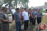 Wali Kota Pangkalpinang, M.Irwansyah bersama Ketua Kadin Provinsi Bangka Belitung, Thomas Jusman beserta rombongan saat meninjau hasil bantuan renovasi gedung Puskesmas Kelurahan Kacang Pedang Kejaksaan, Kota Pangkalpinang, Kamis (28/4). (Foto Antara/ Try Mustika Hardi)