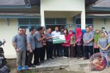 Wali Kota Pangkalpinang, M.Irwansyah bersama Ketua Kadin Provinsi Bangka Belitung, Thomas Jusman bersama rombongan saat menyerahkan bantuan renovasi pembangunan di Puskesmas Kelurahan Kacang Pedang Kejaksaan, Kota Pangkalpinang, Kamis (28/4). (Foto Antara/ Try Mustika Hardi) 