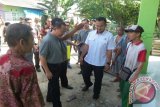 Wali Kota Pangkalpinang, M.Irwansyah bersama Ketua Kadin Provinsi Bangka Belitung, Thomas Jusman beserta rombongan saat meninjau hasil renovasi pembangunan di TK/TPA Annur Kelurahan Kacang Pedang Kejaksaan, Kota Pangkalpinang, Kamis (28/4). (Foto Antara/ Try Mustika Hardi)