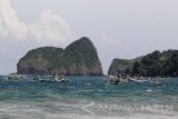 Sejumlah perahu nelayan berada di kawasan Pantai Mustika, Pancer, Banyuwangi, Jawa Timur, Rabu (27/4). Pantai mustika yang berada di selatan Kabupaten Banyuwangi tersebut, merupakan tempat wisata baru yang menawarkan keindahan pasir putih yang masih alami, Selain itu juga menjadi tempat trasit wisatawan yang akan melanjutkan ke pantai Wedi Ireng dan Teluk ijo menggunakan perahu nelayan. Antara Jatim/ Budi Candra Setya/zk/16.