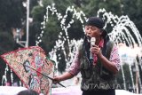 Seniman membawakan puisi dengan wayang dalam pentas Ekspresi Kesenian Rakyat di Alun-alun, Malang, Jawa Timur, Kamis (28/4). Pentas yang diadakan di ruang publik tersebut merupakan upaya menarik minat masyarakat untuk mengekspresikan jiwa keseniannya di ruang publik sekaligus mengajak untuk bersama-sama menjaga tradisi budaya nusantara. Antara Jatim/Ari Bowo Sucipto/zk/16.