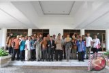 Badan Promosi Pariwisata Daerah (BPPD) Kabupaten Bogor dan pemangku kepentingan terkait usai rapat konsolidasi di Pendopo Rumah Dinas Bupati Bogor di Cibinong, Jawa Barat. (ANTARA FOTO/Humas BPPD/Dok).
