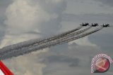 Tiga pesawat Sukhoi SKM27 dan MK30 melakukan atraksi smoke drill, di Kolaka, Sulawesi Tenggara, Rabu (27/4/2016). Atraksi tiga pesawat Sukhoi dari Skadron Udara 11 Lanud Sultan Hasanuddin, Makassar itu untuk memeriahkan HUT Provinsi Sulawesi Tenggara ke 52. (Foto Jojon)