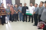 Wali Kota Pangkalpinang, M.Irwansyah bersama Ketua Kadin Provinsi Bangka Belitung, Thomas Jusman beserta rombongan saat menyerahkan bantuan renovasi pembangunan Gereja Bethel di Kelurahan Bintang, Kota Pangkalpinang, Kamis (28/4). (Foto Antara/ Try Mustika Hardi) 