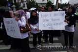 Sejumlah tenaga honorer kategori 2 (K2) menggelar aksi unjukrasa di depan gedung DPRD Jombang, Jawa Timur, Kamis (28/4). Dalam aksinya mereka menagih janji Bupati Jombang yang akan menaikan gaji honorer K2, honorarium yang diterima mereka selama ini sangat minim rata-rata Rp 200 ribu-500 ribu per bulan. Honorer K2 di Jombang sat ini tercatat sebanyak 873 orang. Antara Jatim/Syaiful Arif/zk/16