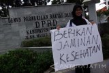 Sejumlah tenaga honorer kategori 2 (K2) menggelar aksi unjukrasa di depan gedung DPRD Jombang, Jawa Timur, Kamis (28/4). Dalam aksinya mereka menagih janji Bupati Jombang yang akan menaikan gaji honorer K2, honorarium yang diterima mereka selama ini sangat minim rata-rata Rp 200 ribu-500 ribu per bulan. Honorer K2 di Jombang sat ini tercatat sebanyak 873 orang. Antara Jatim/Syaiful Arif/zk/16