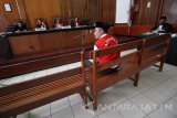 Terdakwa Kepala Desa Selok Awar-awar Hariyono menjawab pertanyaan Jaksa Penuntut Umum saat sidang lanjutan kasus tambang pasir Lumajang di Pengadilan Negeri (PN) Surabaya, Jawa Timur, Kamis (28/4). Sidang lanjutan tersebut mengagendakan pemeriksaan terdakwa terkait pencucian uang dari hasil penambangan pasir di Lumajang yang mengakibatkan tewasnya aktivis lingkungan Salim Kancil. Antara Jatim/Moch Asim/zk/16