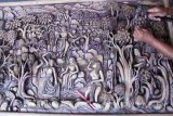 Perajin memahat lukisan tiga dimensi (relief) pada bidang kayu jati di sebuah rumah seni ukir kayu di Tulungagung, Jawa Timur, Kamis (28/4).  Produk seni lukis tiga dimensi berbentuk relief dijual antara Rp5 juta hingga Rp15 juta per buah sesuai ukuran dan tingkat kerumitan pembuatan, dengan segmen pasar pecinta seni ukir dalam negeri maupun mancanegara. Antara Jatim/Destyan Sujarwoko/zk/16