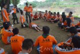 Danton  Kesehatan Yonif 501/Bajra Yudha Madiun sekaligus instruktur Search And Rescue (SAR) Lettu Bambang Subekti (berdiri kanan) memberikan materi pertolongan darurat pada korban bencana saat pelatihan SAR di bantaran Kali Madiun, Jawa Timur, Kamis (28/4). Pelatihan SAR yang digelar Badan Penanggulangan Bencana Daerah Kota Madiun diikuti 120 orang terdiri anggota dan relawan SAR untuk memberikan pengetahuan dan meningkatkan kemampuan SAR. Antara Jatim/Foto/Siswowidodo/zk/16