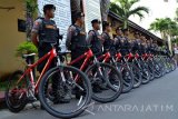 Anggota Polres Jombang mengikuti apel gelar pasukan pengamanan Mayday di Mapolres, Jombang, Jawa Timur, Jumat (29/4). Apel itu untuk mengecek kesiapan dalam mengamankan peringatan hari buruh internasional (May Day), Polres Jombang menyiagakan 750 personil gabungan TNI, Polri, Dishub, Satpol PP untuk mengamankan lokasi yang akan menjadi tempat demo para buruh. Antara Jatim/Syaiful Arif/zk/16