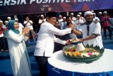 Wali Kota Kediri Abdullah Abu Bakar (kiri) memberikan nasi tumpeng pada Manajer Persik Kediri Anang Kurniawan saat peresmian skuad itu di Stadion Brawijaya, Kediri, Jawa Timur, Sabtu (30/4). Persik akan mengikuti kompetisi 'Indonesia Soccer Championship' Level B (ISC-B) 2016 yang akan digelar mulai 1 Mei 2016. Antara Jatim/Foto/Asmaul Chusna/16 
