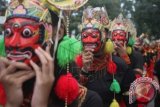 Sejumlah seniman mengenakan busana tari topeng saat Pawai Budaya 1000 Topeng di Malang, Jawa Timur, Jumat (1/4). Pawai budaya dalam rangka memperingati Hari Tari Sedunia dan Hari Musik Nasional tersebut merupakan upaya menggugah minat masyarakat untuk berkesenian. ANTARA FOTO/Ari Bowo Sucipto/wdy/16.