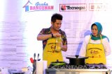 Chef Billy Kalangi (kiri) menunjukan cara memasak olahan masakan tradisional dalam Blitar International Cooking Class di salah satu pusat perbelanjaan di Kota Blitar, Jawa Timur, Minggu (1/5). Demo memasak makanan dan olahan tradisional nusantara dalam rangka hari kartini tersebut bertujuan untuk mempopulerkan kembali olahan masakan tradisional indonesia serta berbagai modifikasinya. Antara Jatim/Irfan Anshori/zk/16