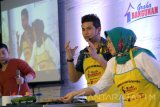 Chef Billy Kalangi (kiri) menunjukan cara memasak olahan masakan tradisional dalam Blitar International Cooking Class di salah satu pusat perbelanjaan di Kota Blitar, Jawa Timur, Minggu (1/5). Demo memasak makanan dan olahan tradisional nusantara dalam rangka hari kartini tersebut bertujuan untuk mempopulerkan kembali olahan masakan tradisional indonesia serta berbagai modifikasinya. Antara Jatim/Irfan Anshori/zk/16