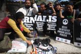 Sejumlah jurnalis yang tergabung dalam Forum Pekerja Media (FPM) dan Aliansi Jurnalis Independen (AJI) membawa poster saat berunjukrasa memperingati Hari Buruh Internasional (Mayday) di Jalan Ijen, Malang, Jawa Timur, Minggu (1/5). Mereka menuntut perusahaan media memberi upah yang layak terhadap para jurnalis serta memberi kebebasan dalam berserikat. Antara Jatim/Ari Bowo Sucipto/zk/16.