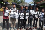 Sejumlah jurnalis yang tergabung dalam Forum Pekerja Media (FPM) dan Aliansi Jurnalis Independen (AJI) membawa poster saat berunjukrasa memperingati Hari Buruh Internasional (Mayday) di Jalan Ijen, Malang, Jawa Timur, Minggu (1/5). Mereka menuntut perusahaan media memberi upah yang layak terhadap para jurnalis serta memberi kebebasan dalam berserikat. Antara Jatim/Ari Bowo Sucipto/zk/16.