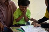 Anak berkebutuhan khusus mengikuti lomba mewarnai di gedung Autis Center Sidoarjo, Jawa Timur, Sabtu (30/4). Lomba itu selain untuk memperingati hari autis se-dunia, juga untuk mensosialisasikan pendidikan layak bagi anak berkebutuhan khusus dengan tujuan untuk mengembangkan bakat dan memberikan aktifitas kepada anak autis.Antara Jatim/Umarul Faruq/zk/16