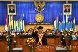 Staf ahli Menteri Komunikasi dan Informatika bidang komunikasi dan media massa, Henry Subiakto (tengah) menyampaikan orasi ilmiahnya disela-sela pengukuhan guru besar Universitas Airlangga (Unair) Surabaya, Jawa Timur, Sabtu (30/4). Henry Subiakto dikukuhkan sebagai guru besar di bidang Ilmu Komunikasi, Fakultas Ilmu Sosial dan Ilmu Politik dengan karya ilmiah  berjudul 'Transformasi Teknologi Komunikasi Digital terhadap Perubahan Sosial sebagai Persoalan Aktual', bersama dengan dua guru besar lainnya yakni Ari Sutjahjo guru besar dalam bidang Ilmu Penyakit Dalam Fakultas Kedokteran Unair dan Cholichul Hadi selaku Guru Besar dalam bidang Psikologi Industri dan Organisasi Fakultas Psikologi Unair. Antara Jatim/M Risyal Hidayatz//16